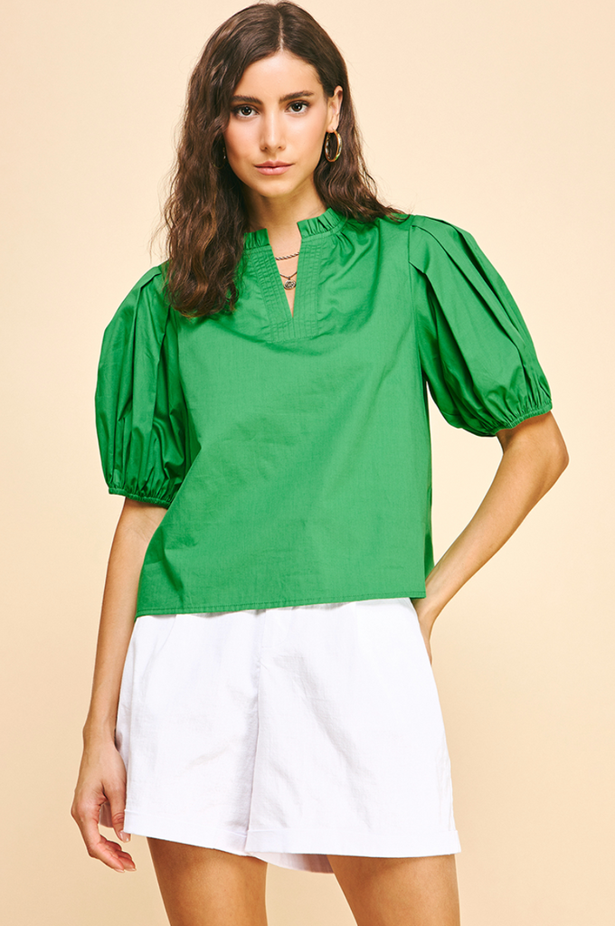 SHORTSLEEVE V-NECK WOVEN TOP IN FRESH GREEN