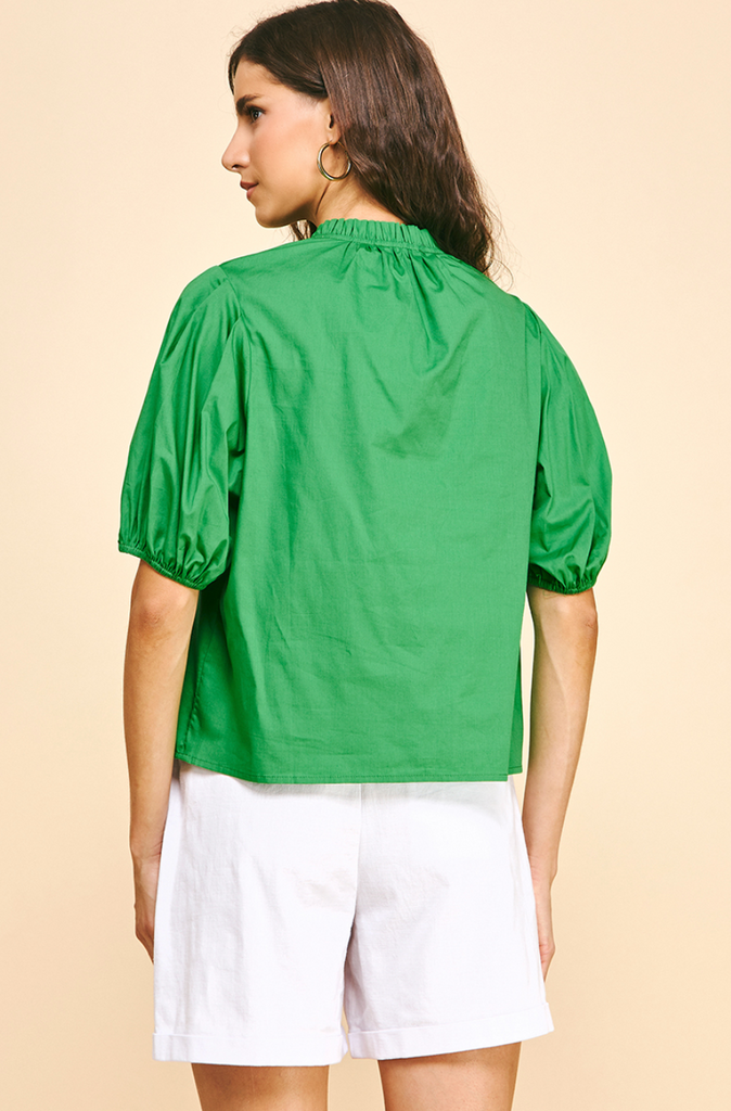 SHORTSLEEVE V-NECK WOVEN TOP IN FRESH GREEN