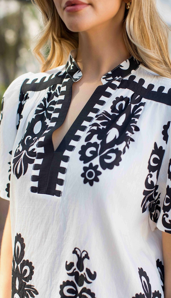 SPLIT NECK SHORT SLEEVE PRINT TOP - WHITE/BLACK