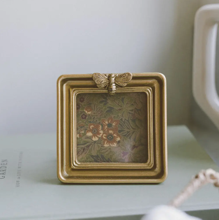 BEE PHOTO FRAME 3X3