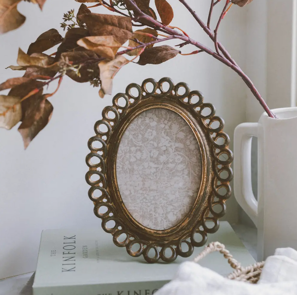FANCY SCALLOPED OVAL PHOTO FRAME 5X7