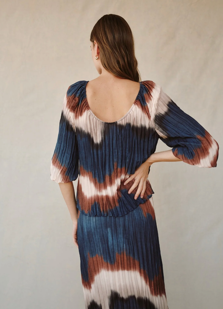 BELLA DAHL PLEATED 3/4 BUBBLE SLEEVE BLOUSE IN MIDNIGHT TIDES