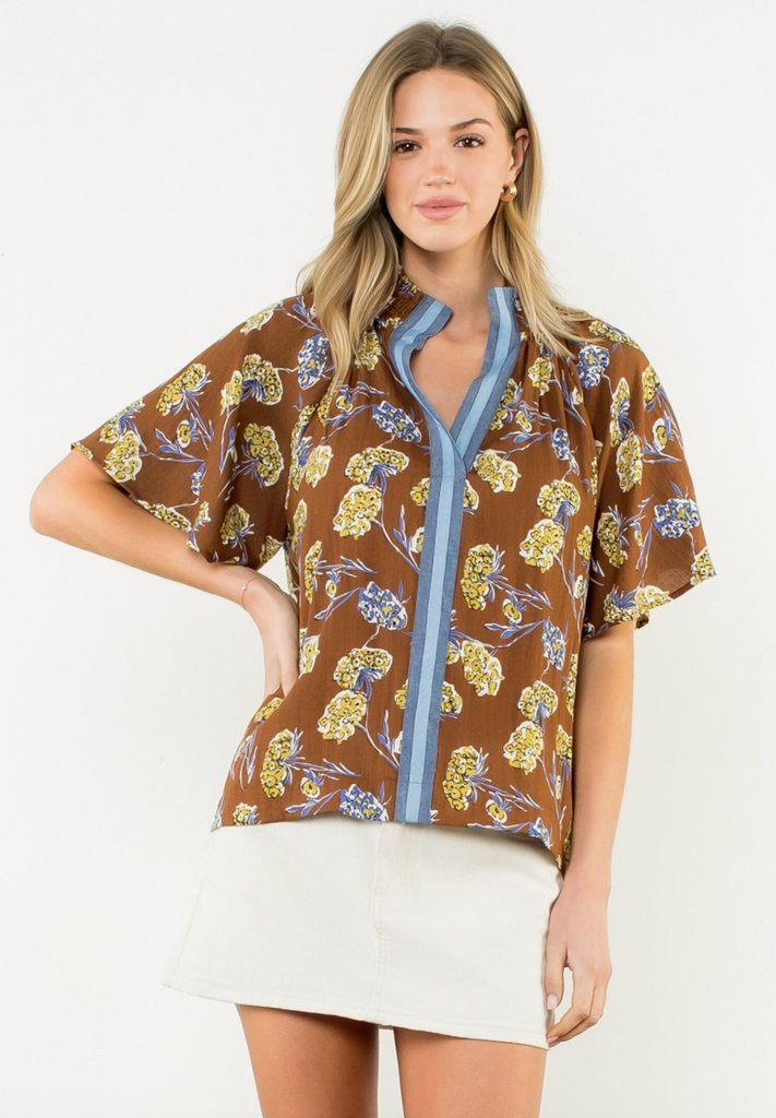 SHORT SLEEVE FLOWER PRINT TOP - BROWN