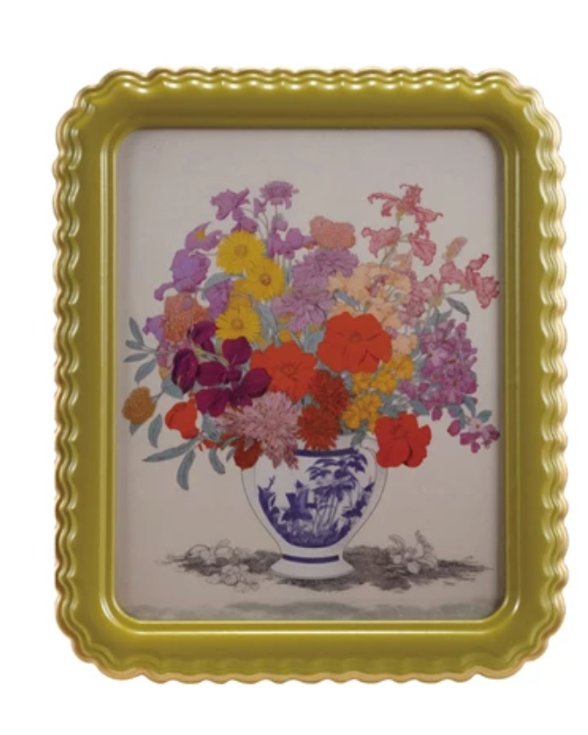 SCALLOPED PHOTO FRAME WITH GOLD TRIM